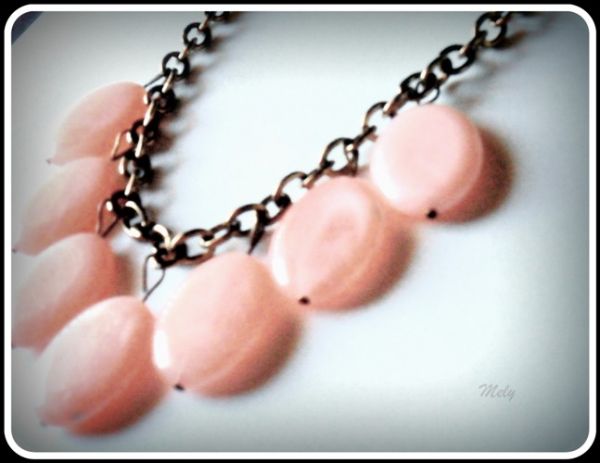 Colar com pedras rosas